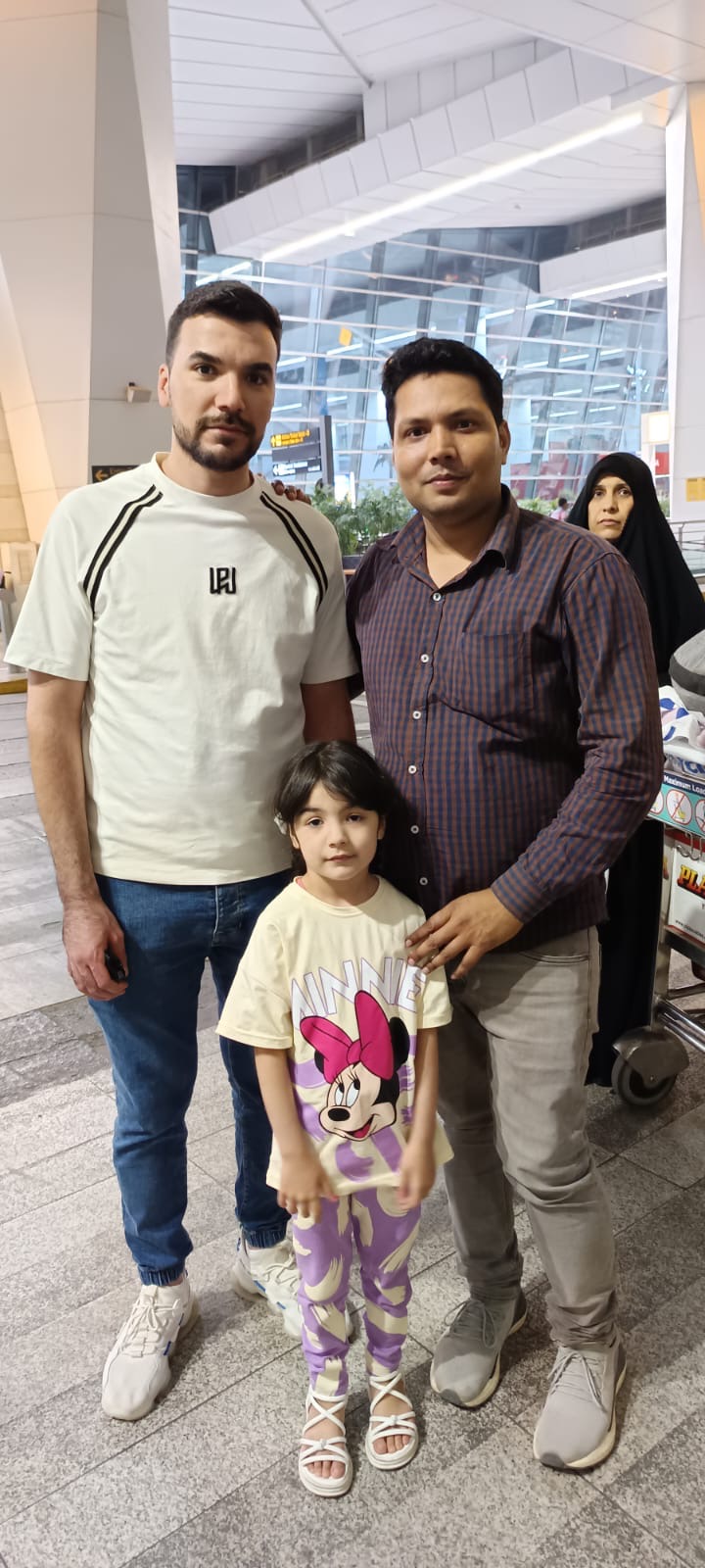 Iraqi patient and child welcomed by Healnexa coordinator at Delhi airport